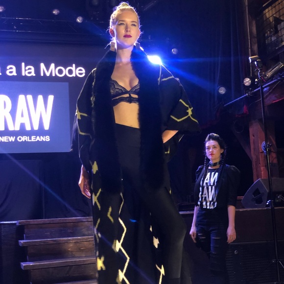 Meet your Posher Ellen - Picture 4 of 8